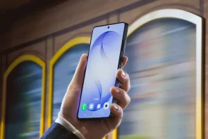 015-lifesytle-galaxy-s26ultra-cobaltviolet-privacy-display-partial-trambooth-8-1024x768.webp.webp