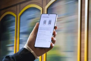 016-lifesytle-galaxy-s26ultra-cobaltviolet-privacy-display-trambooth-1024x768.webp.webp