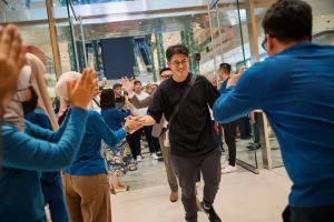 Apple-The-Exchange-TRX-Kuala-Lumpur-team-members-welcome-customers-260918_big.jpg.large_2x.webp.webp